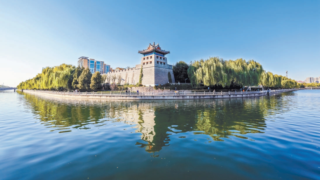 左安門角樓倒映在碧波粼粼的南護城河。