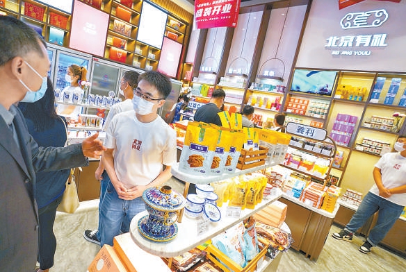 環球度假區地鐵站出口“北京有禮”店裏的老字號商品深受追捧。