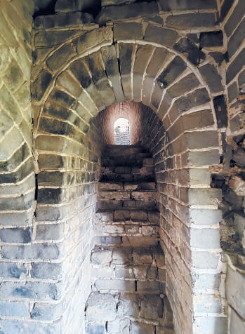 敵臺內通向頂部的臺階。