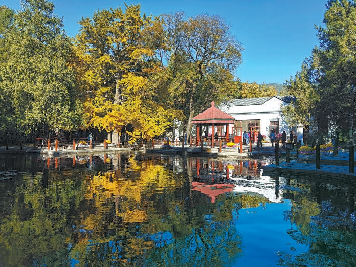 10月22日，香山公園迎來首個賞紅葉高峰日，游客有序入園參觀雙清別墅，來青軒等革命紀念地（舊址），欣賞漸入佳境的園內各色彩葉。