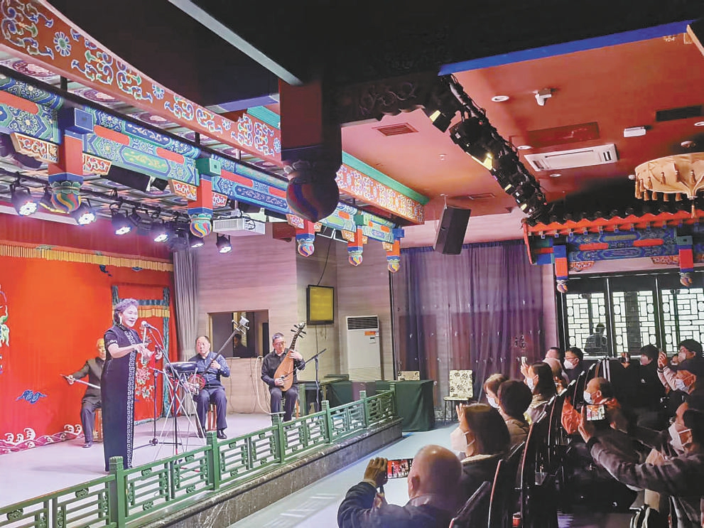 上圖為老舍茶館演出現場。