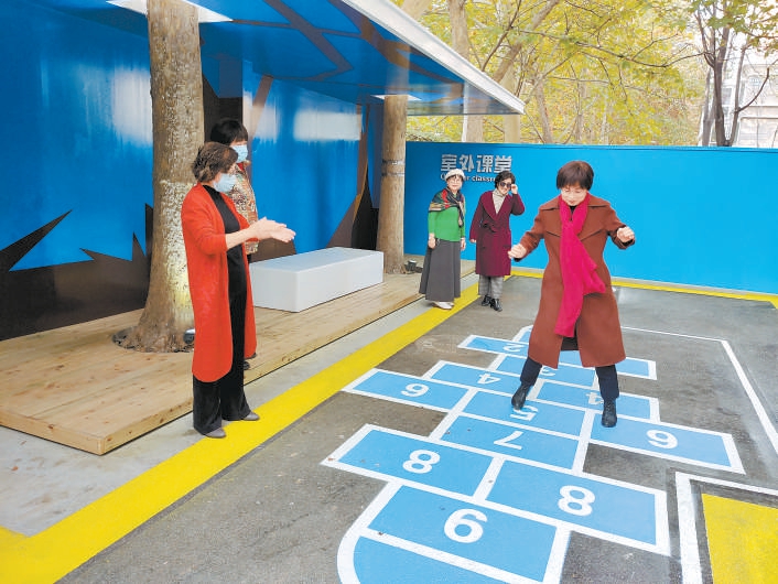 居民在玩兒時的遊戲跳房子。