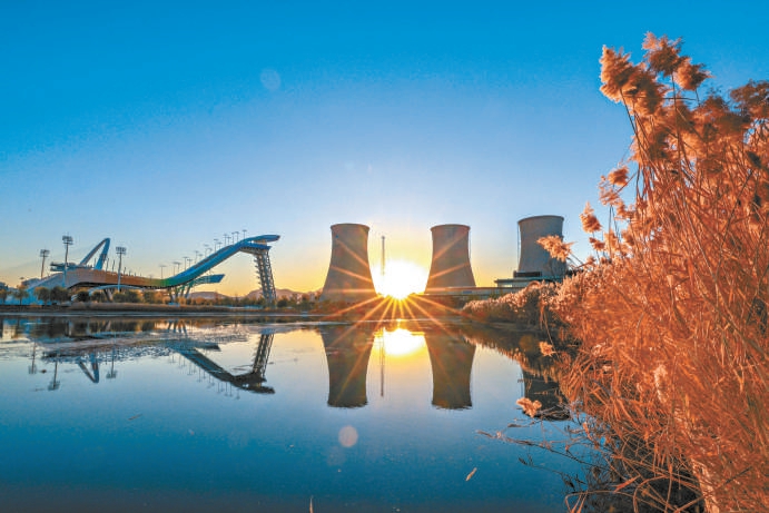 初冬傍晚，首鋼園裏的滑雪大跳臺和工業遺存與落日交相輝映，贏得遊客讚嘆不已。