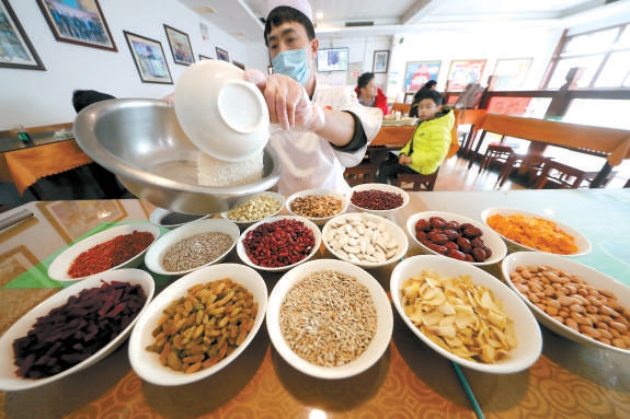 護國寺小吃起源店用20種粥料熬製臘八粥