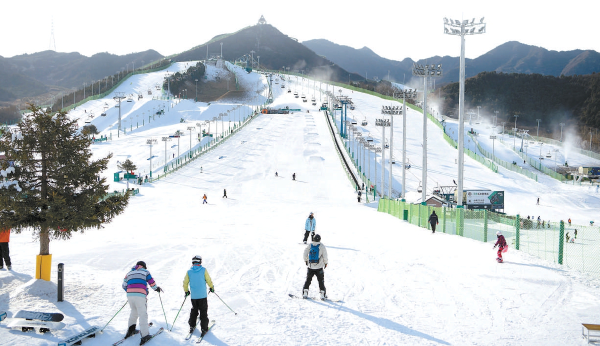 2022年12月，密雲南山滑雪場2022-2023雪季正式啟動，滑雪愛好者在剛剛開放的雪道上盡情馳騁。