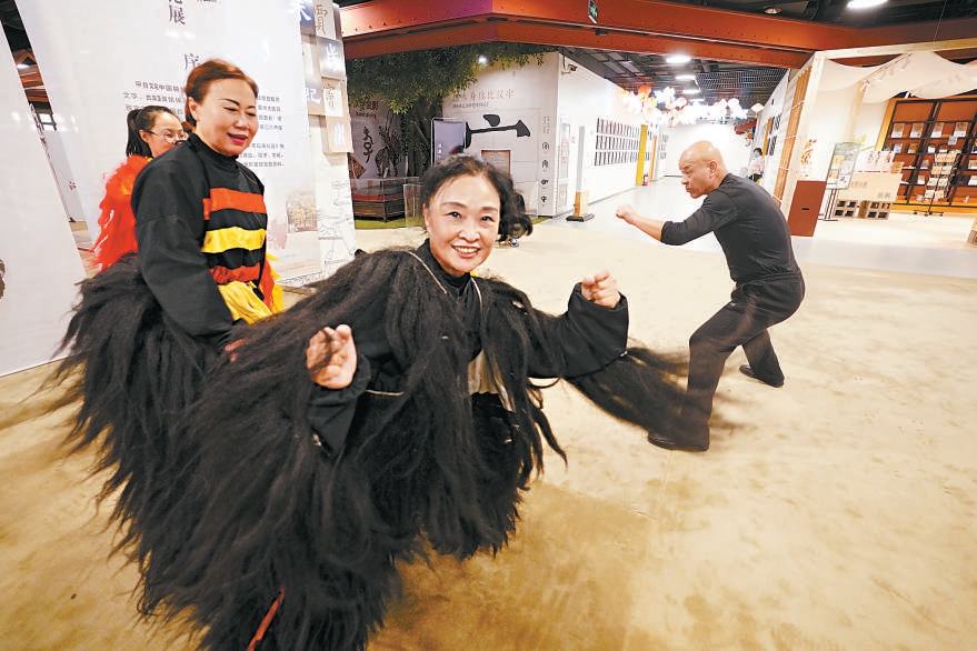 每次表演前，楊敬偉都會親力親為指導女子舞獅隊隊員們的每一個動作，為的是在觀眾面前颯爽亮相。