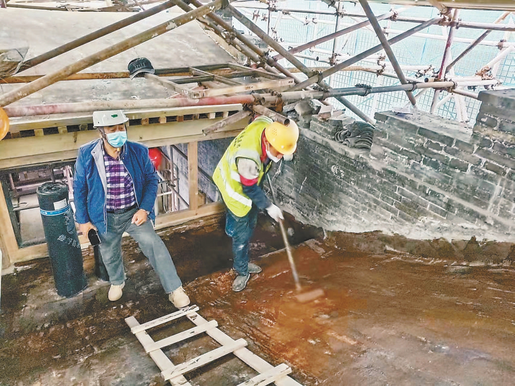 老工匠在同興和木器店舊址現場指導施工人員修繕。