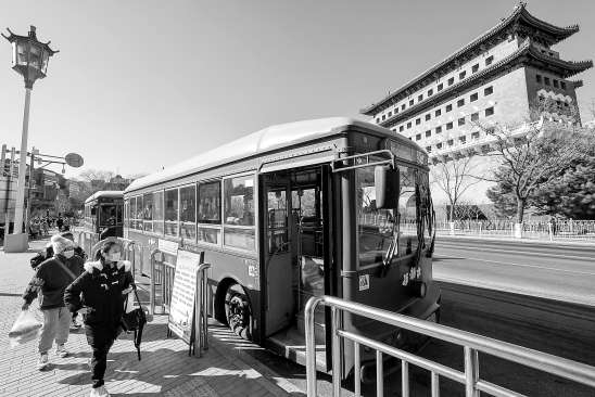 “乘倣古鐺鐺車、品北京小吃”專線