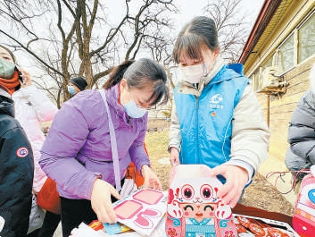 玉淵潭公園的科普燈謎吸引市民參加。