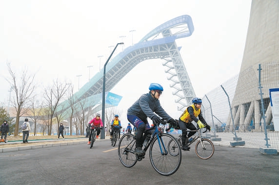 上周末，騎友環繞冬奧組委辦公區、滑雪大跳臺等冬奧會地標建築騎游。