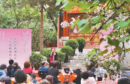 在4月10日的丁香詩會上，朗誦藝術家為觀眾帶來詩詞朗誦表演。