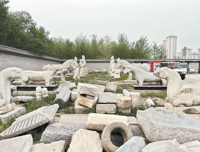 公園的空地上，石馬、石獅和石駱駝隨意擺放着。