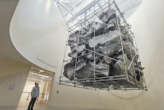 4月25日，觀眾在重美術館參觀“時間的海”展覽。