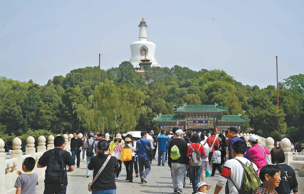 “五一”假期，北海公園迎大批游客打卡。