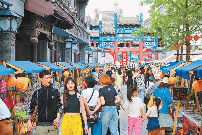 前門商圈推出“前門國風節”等商業活動，豐富消費體驗，激發傳統商街活力。