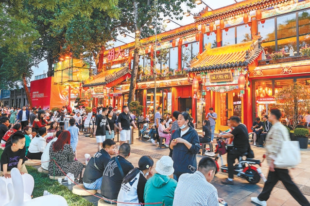 “五一”假期京城餐飲消費火熱，簋街胡大飯館門前聚滿排隊等位的食客。