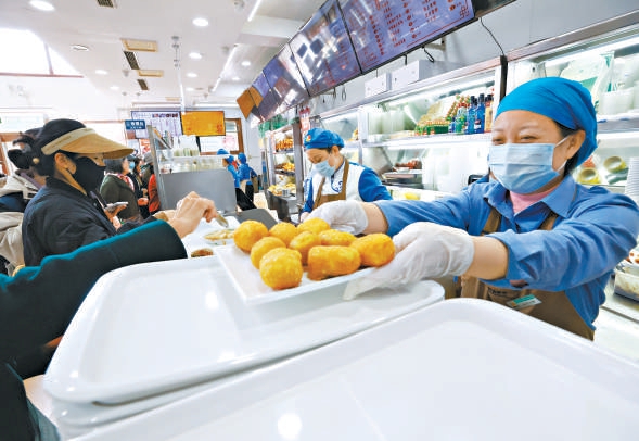 護國寺小吃總店“龍膽”炸糕深受顧客喜愛。