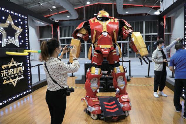 潮幻奇遇季活動中參觀者與科幻零距離