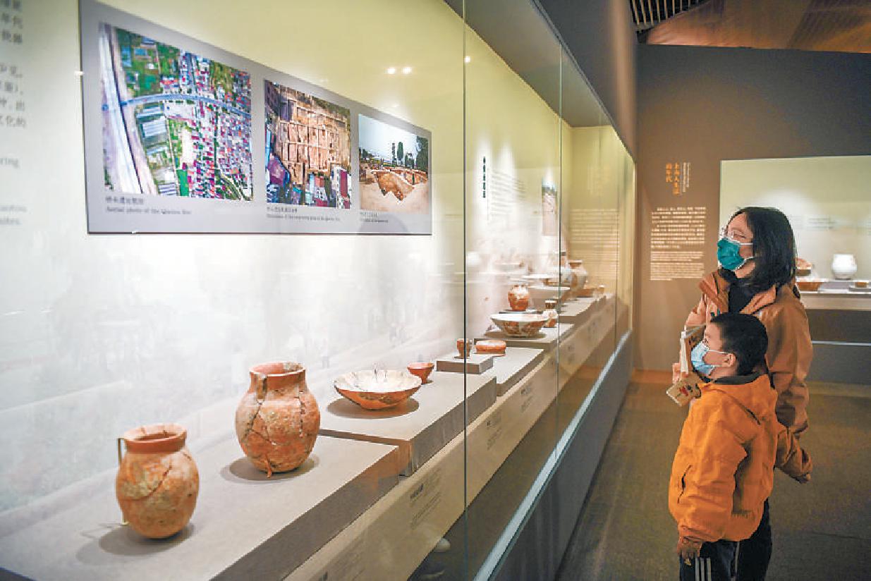 “稻·源·啟明——浙江上山文化考古特展”日前在國博開幕，距今一萬餘年前的炭化稻米等近200件文物展出。（鄧偉 攝）