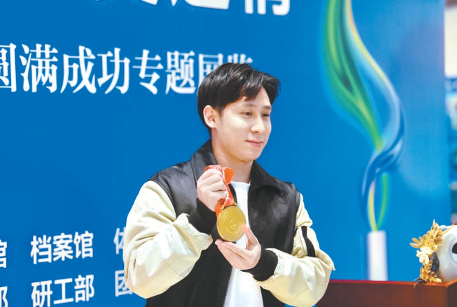 2022年3月30日，“清華人 奧運情”專題展覽在清華大學校史館開幕，冬奧會冠軍韓聰來到現場，講述自己的奧運故事。展覽通過百餘張照片、60余件檔案實物展現了清華人參與奧林匹克運動的風采。（和冠欣 攝）