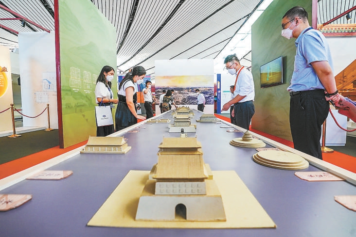 8月16日，首都博物館“讀城——探秘北京中軸線”主題展在大興機場開幕，吸引不少旅客觀展。