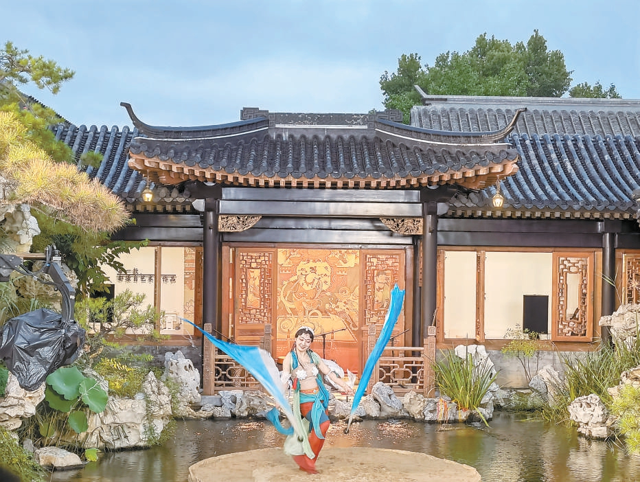 南池子美術館庭院中央上演“飛沙”主題敦煌樂舞。（王廣燕 攝）