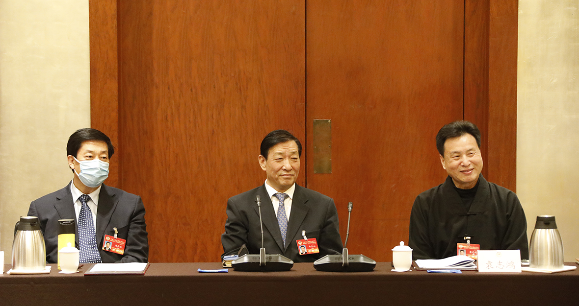 1月8日，市政協十三屆五次會議進行分組討論