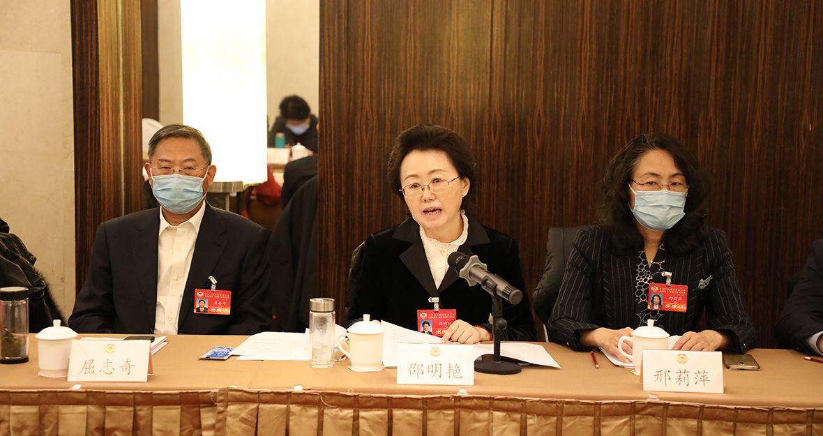 1月8日，市政協十三屆五次會議進行分組討論