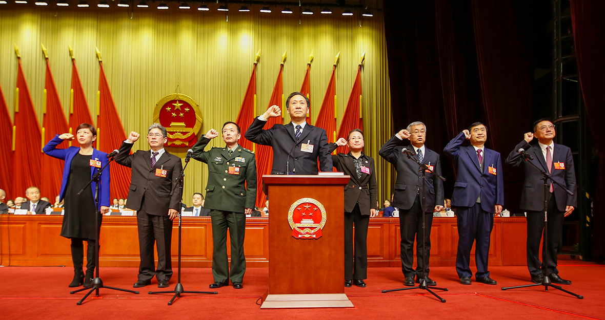 1月10日上午，市十五屆人大五次會議舉行閉幕會。圖為當選人進行憲法宣誓