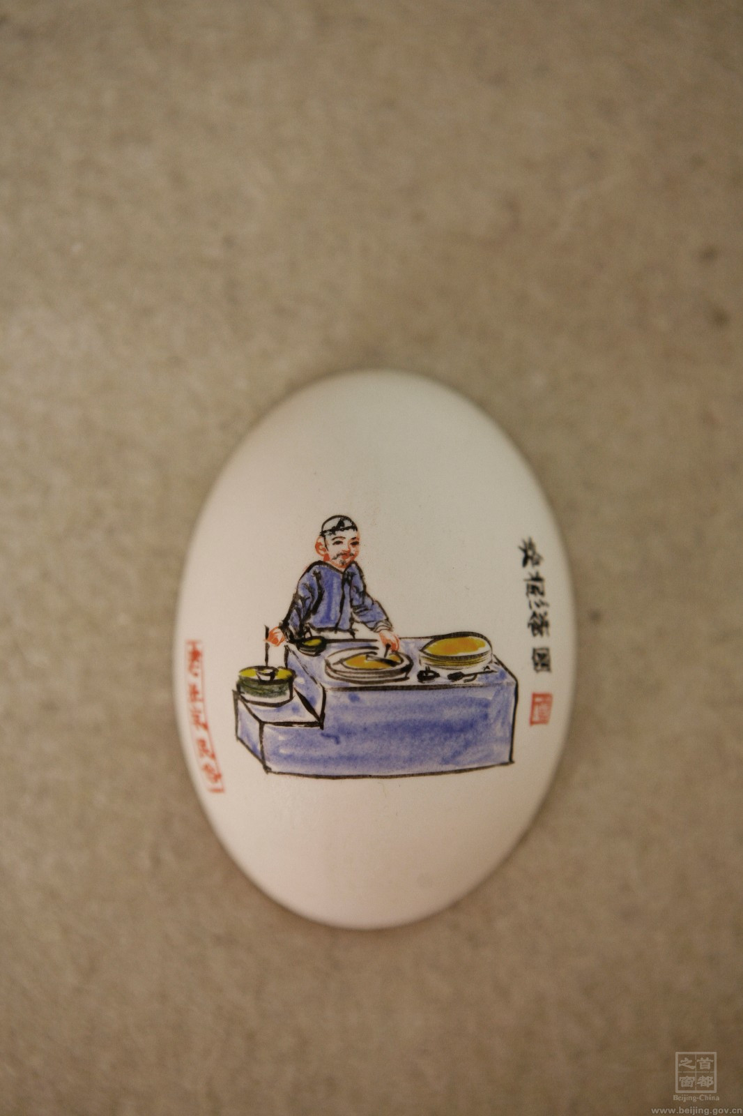 製作彩蛋的蛋殼要採用吃粉狀飼料的雞鴨産的蛋，這樣的蛋表皮光滑，吃顆粒飼料的雞鴨産的蛋就不能用。趙偉每次都到種鴨場親自去挑選，而且是在孵化鴨子之前先挑蛋。.jpg
