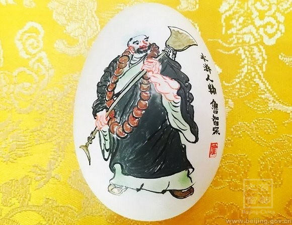 彩蛋的傳統畫法是在整蛋上作畫。首先，在整蛋的三分之二處打眼；其次，把蛋液清理乾淨，這個過程需要往蛋內打水反覆清洗；然後，完全控幹，需要陰幹，不能暴曬；最後，將蛋殼打磨光滑。繪畫的時候，要把清理蛋液的眼兒畫在畫裏，這樣從表面看，蛋殼是絕對完整的，所以趙偉出國做文化交流時，外國朋友問的最多的就是蛋液是怎麼出來的，感覺像魔術一般神奇。.jpg