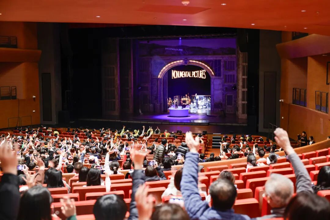 首演夜 |《雨中曲》歡樂回歸 夢幻再啟雨中歡歌