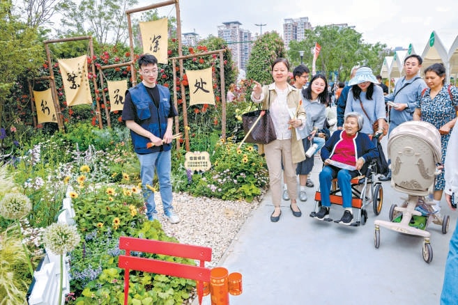 市民在活動現場體驗投壺遊戲。