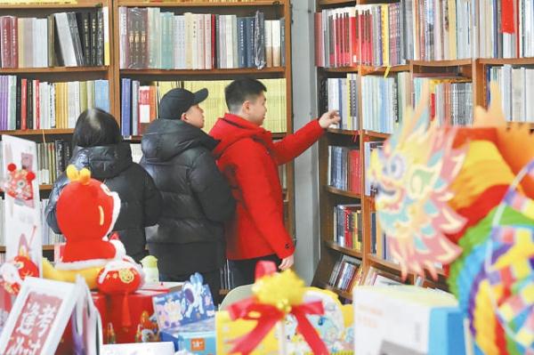 遊客在廠甸廟會的中國書店琉璃廠店淘書。