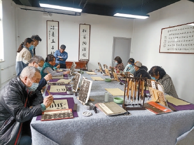 居民們在上書法課。