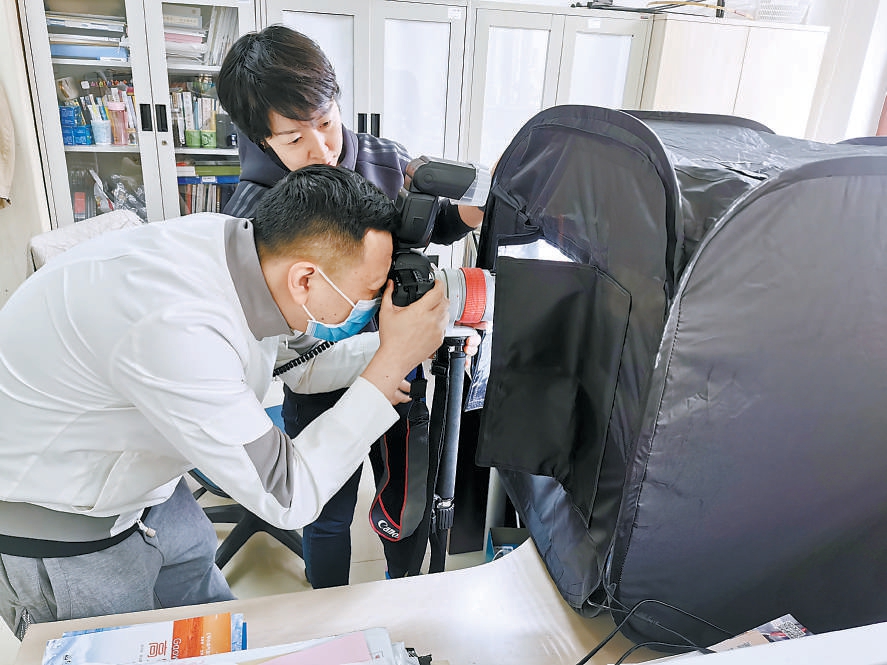 攝影師為圖書拍攝照片。