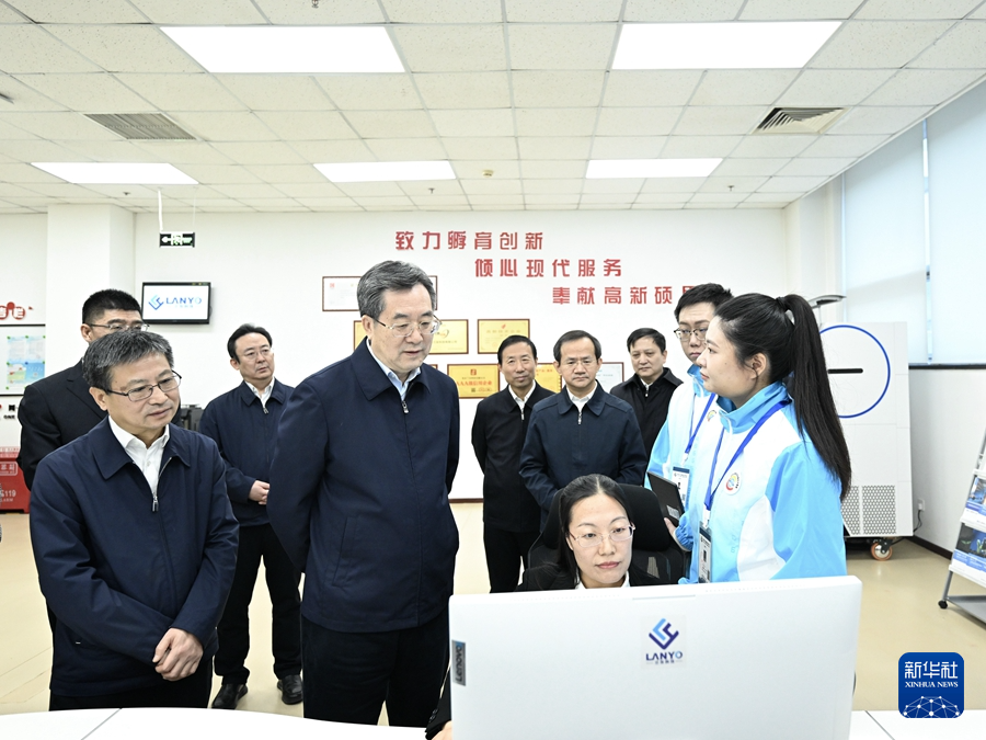 1月3日上午，中共中央政治局常委、國務院副總理、第五次全國經濟普查領導小組組長丁薛祥在北京調研經濟普查登記工作。這是丁薛祥在海淀區蘭友科技有限公司調研。