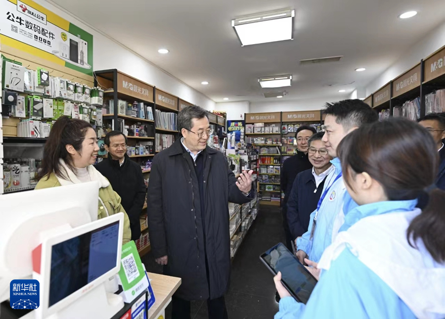 1月3日上午，中共中央政治局常委、國務院副總理、第五次全國經濟普查領導小組組長丁薛祥在北京調研經濟普查登記工作。這是丁薛祥在海淀區知春小村辦公用品經營部調研。
