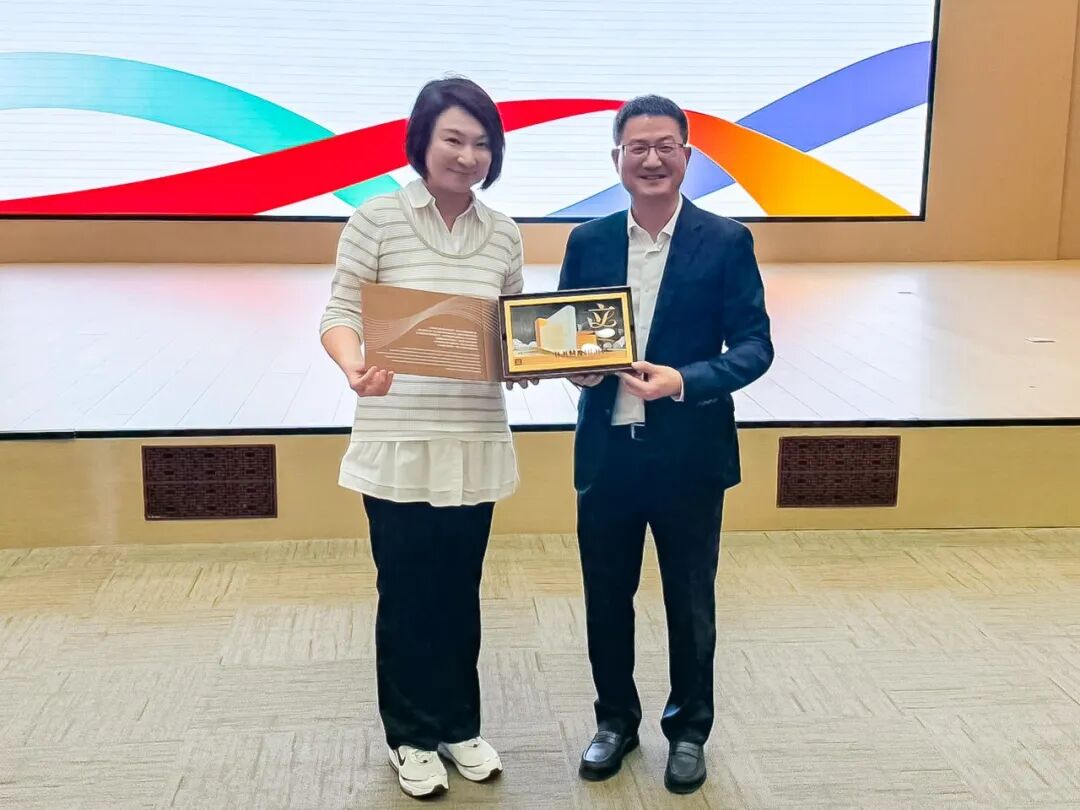 立法會主席李慧瓊（左）向北京市政府副秘書長、北京市政務服務和數據管理局黨組書記、局長沈彬華（右）致送紀念品。