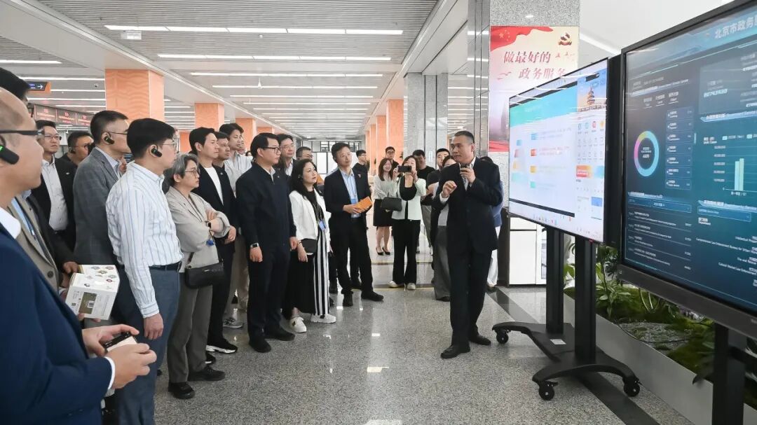 立法會議員到訪北京市12345市民熱線服務中心。
