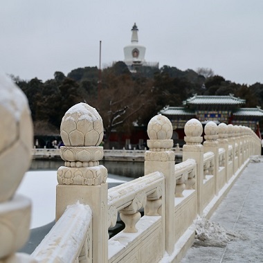 北海白塔映白雪