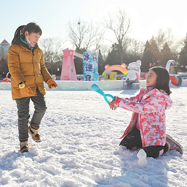 陶然亭冰雪嘉年華盛大開幕，游人如潮
