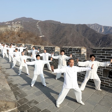 200余名愛好者長城共舞 慶祝首個“國際太極拳日”