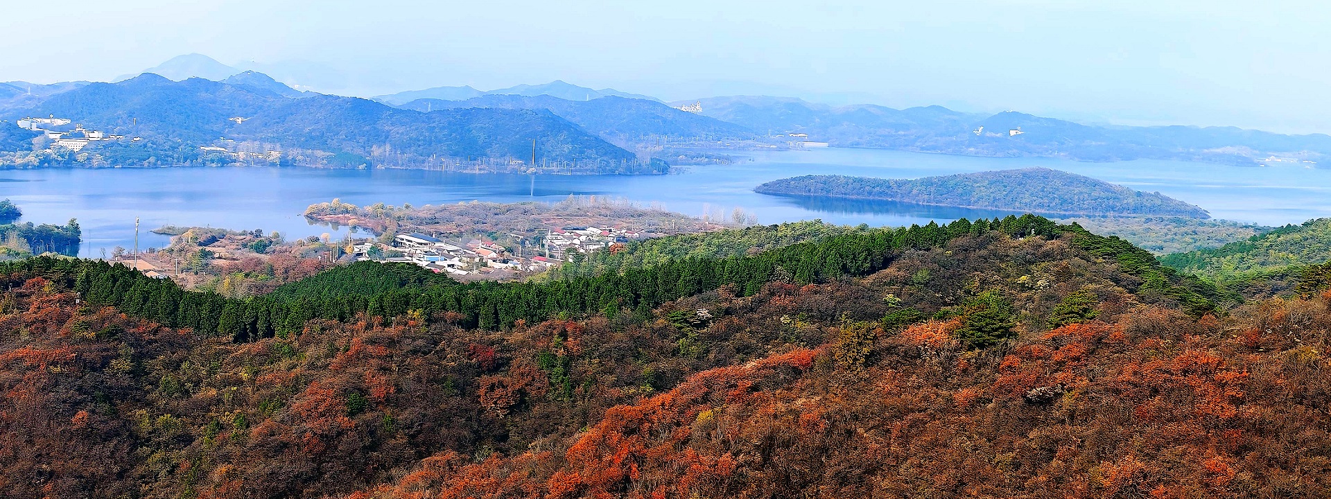 密雲山水 秋染紅黃