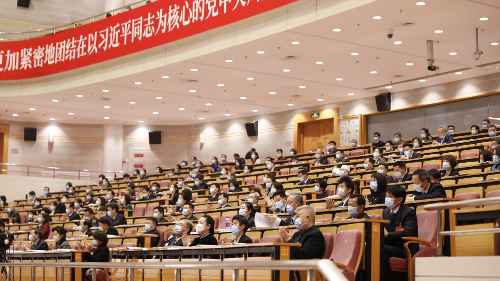 代表們認真聽取市人大常委會工作報告