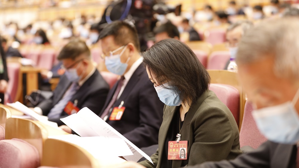 代表認真聽取兩院報告