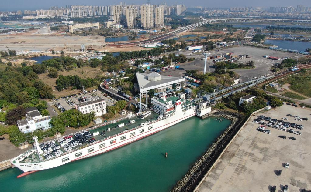2023年1月6日，在位於海口的粵海鐵路輪渡南港碼頭，粵海鐵1號輪渡停靠泊位並裝載列車（無人機照片）。