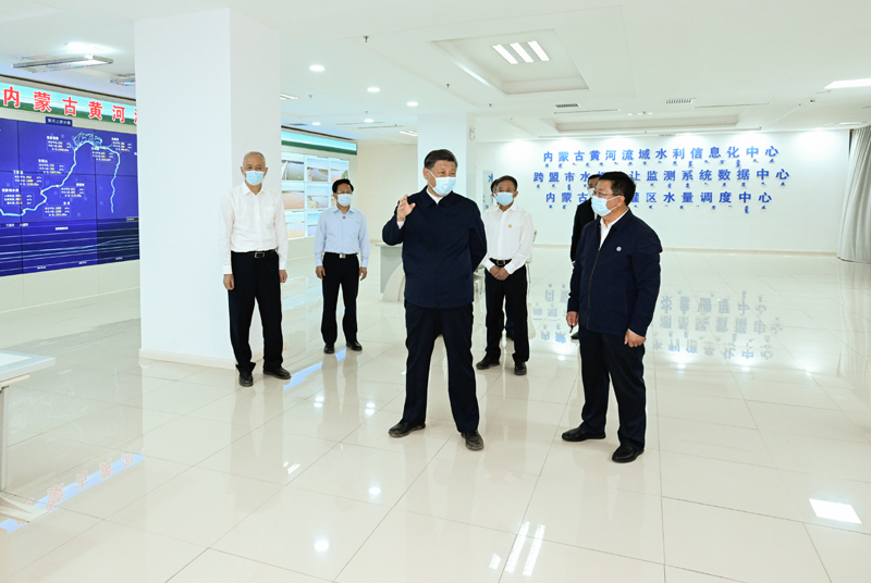 6月5日至6日，中共中央總書記、國家主席、中央軍委主席習近平在內蒙古巴彥淖爾考察，並主持召開加強荒漠化綜合防治和推進“三北”等重點生態工程建設座談會。這是6日上午，習近平在河套灌區水量信息化監測中心考察。