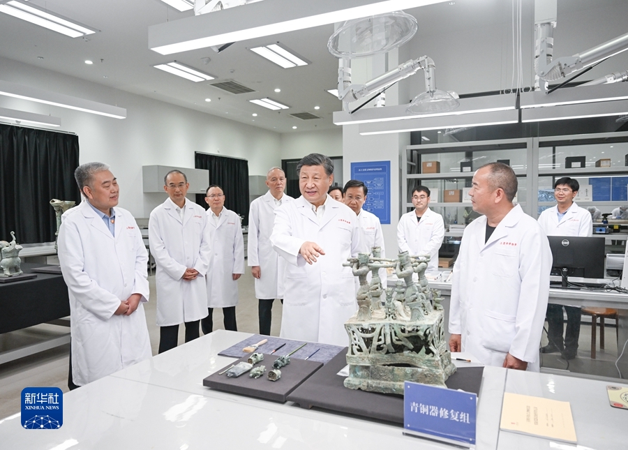 7月25日至27日，中共中央總書記、國家主席、中央軍委主席習近平在四川考察。這是26日下午，習近平在位於德陽市廣漢市的三星堆博物館文物保護與修復館，同現場工作人員親切交流。