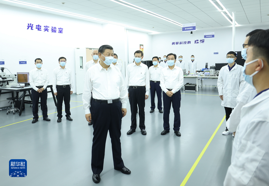 7月5日至7日，中共中央總書記、國家主席、中央軍委主席習近平在江蘇考察。這是5日下午，習近平在蘇州華興源創科技股份有限公司，同企業年輕研發人員親切交流。